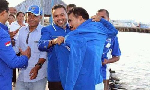Lukas Witak saat dikenakan baju Partai Amanat Nasional untuk bertarung di pilkada 2017 (ist)