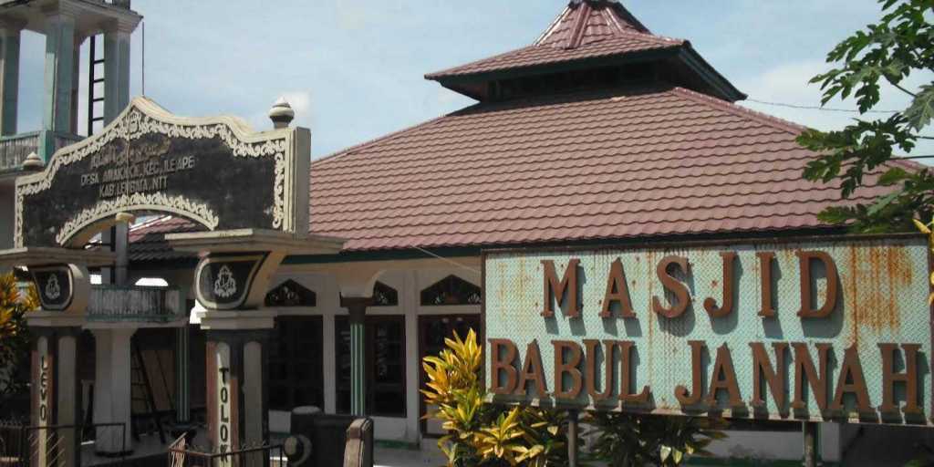 Foto : Masjid di Lewotolok Ile Ape (foto: sandro)