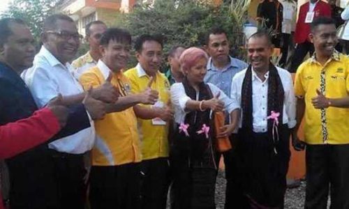 Foto : SUNDAY waktu mendaftar di KPUD (foto : g.making)