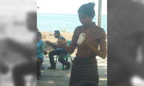 Foto: Seorang wanita Lembata sedang memintal benang dari kapas (ilustrasi)