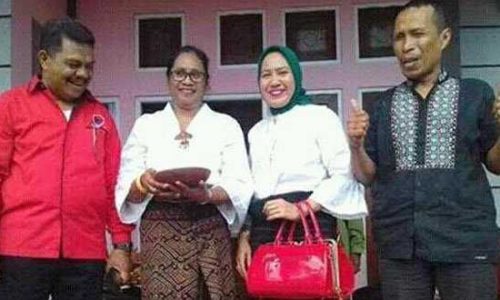 Foto: Viktor-Nasir mengapiti istri masing masing, Ibu Brigita Mery dan Nurmila Nasir (foto:patalkedang)