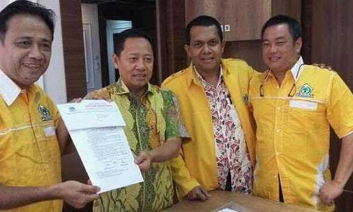 FOTO : Yance Sunur saat menerima SK Golkar di Kantor DPP Partai Golkar (ist)