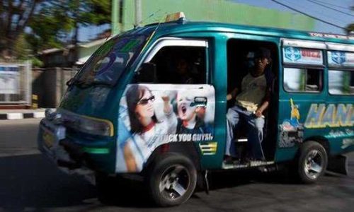 Foto : Angkutan Kota Kupang yang terkenal unik karena dihiasi poster dan aksesoris lainnya.(foto:sandro)