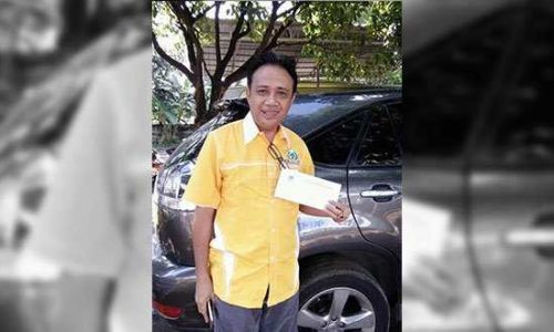 Foto : Eliazer Yentji Sunur saat menerima rekomendasi partai Golkar (ist)