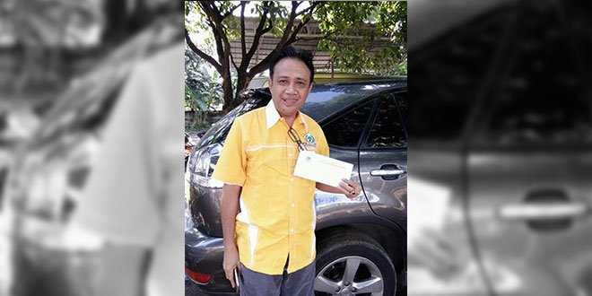 Foto : Eliazer Yentji Sunur saat menerima rekomendasi partai Golkar (ist)