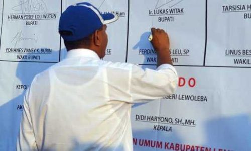 Ferdinandus Leu, Calon Wakil Bupati Paket WINNERS saat menandatangani pakta integritas pilkada Lembata (Foto:sandrowangak)