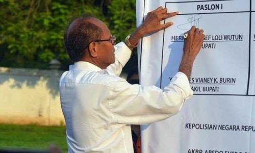 Foto : Herman Yosef Loli Wutun saat menandatangani Pakta Integritas Pilkada Damai (foto: sandrowangak)