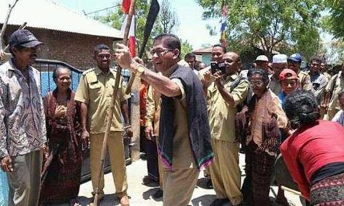 Foto : Manuk Saat disambut dengan Tarian di desa Petuntawa (ist)
