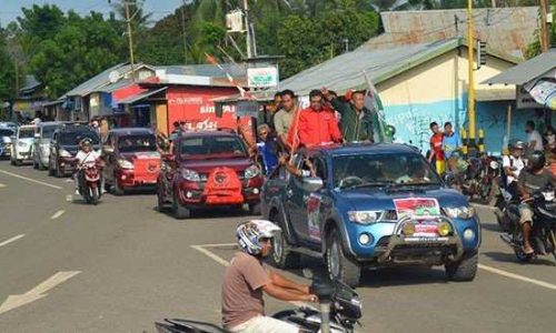 Paket VIKTORI bersama pendukungnya saat mengikuti pawai Kampanye Damai di Kota Lewoleba (foro: sandro)