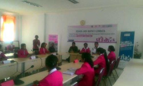 Foto : Pieter Manuk bersama Muhamad Thamrin mengapiti Maria Monika Lourdes Ruing di ruangan rapat Kantor Bupati Lembata sesaat sebelum jabatannya dikudeta. (foto : sandro)