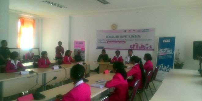 Foto : Pieter Manuk bersama Muhamad Thamrin mengapiti Maria Monika Lourdes Ruing di ruangan rapat Kantor Bupati Lembata sesaat sebelum jabatannya dikudeta. (foto : sandro)