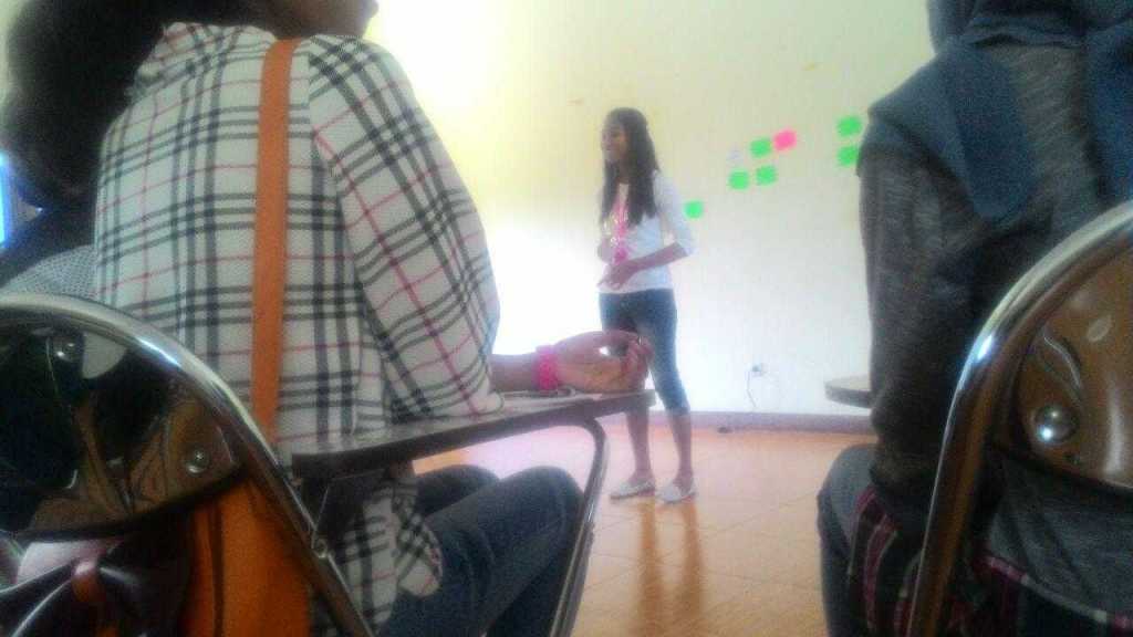 Foto : Salah.satu peserta calon Bupati Lembata Sehari sedang memaparkan program dan visi misi terkait "muda berkarya berdaya" di hadapan para juri. (foto: sandro)