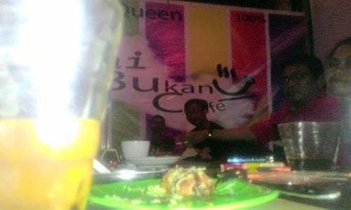 Ini Bukan Cafe, Kreativitas Peminum Jalanan