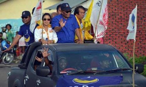 Foto : Tomas Ola Langoday, Calon wakil Bupati SUNDAY, didamlingi Aci Sunur saat pawai Kampanye Damai di Lembata (foto : sandro) Foto : Tomas Ola Langoday, Calon wakil Bupati SUNDAY, didamlingi Aci Sunur saat pawai Kampanye Damai di Lembata (foto : sandro)