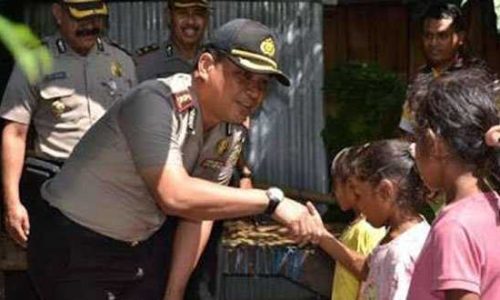 Foto : Arsdo Simatupang saat berkunjung ke panti asuhan dan berdialog dengan anak anak panti (ist)