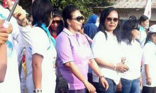 Foto : Ibu penjabat bupati Lembata, ikut dalam kegiatan Gerak Jalan Hari Kesehatan Nasional (HKN) 2016 di Lembata(foto:yuyunakamamking)