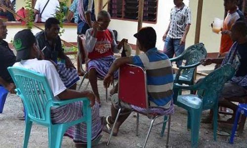 Foto : Masyarakat Lamalera sedang menunggu Goris Krova di Lewoleba usai bertemu Penjabat Bupati Lembata, Piter Sinun Manuk.(foto: sandro)