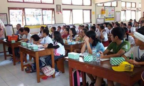 Foto : Ratusan Pelajar dari Jepang saat belajar budaya kemandirian siswa siswi SD N 1 Peguyangan. (Foto: Luhdias)
