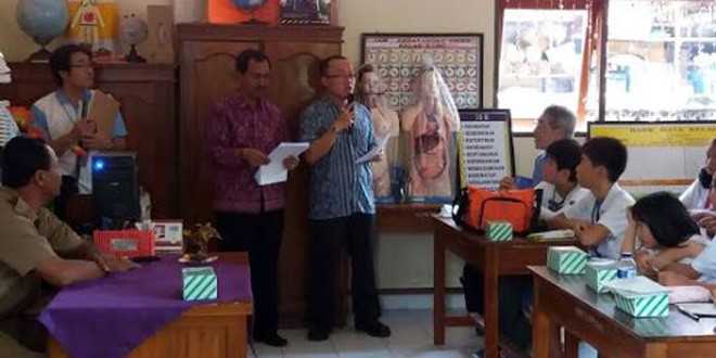 Foto : Ratusan Pelajar dari Jepang saat belajar budaya kemandirian siswa siswi SD N 1 Peguyangan. (Foto: Luhdias)