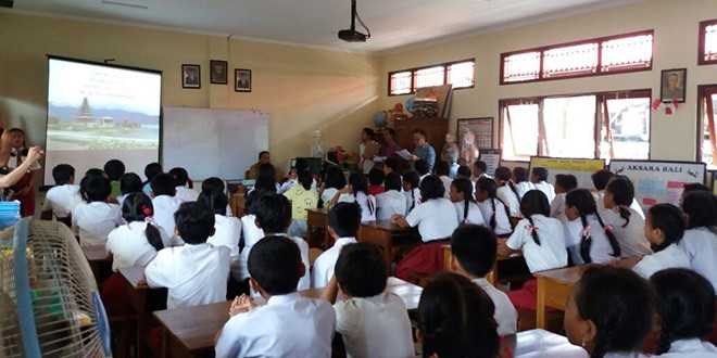 Foto : Ratusan Pelajar dari Jepang saat belajar budaya kemandirian siswa siswi SD N 1 Peguyangan. (Foto: Luhdias)