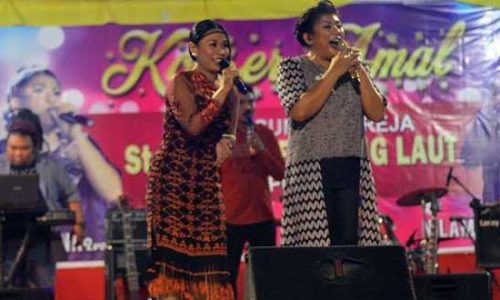Regina Ivanova saat berduet dengan guru vokalnya, Nilam Topodade ketika konser amal di Lembata (foto: sandrowangak)