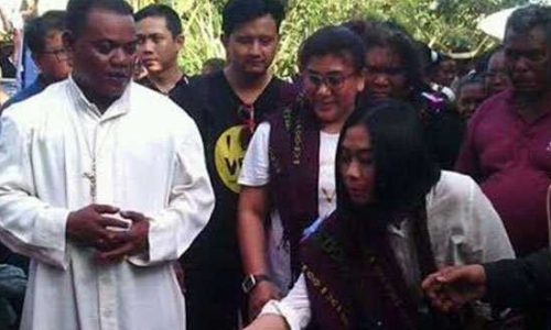 Rm. Noldi Koten mendampingi Regina Indonesian Idol saat diterima secara adat di desa Laranwutun