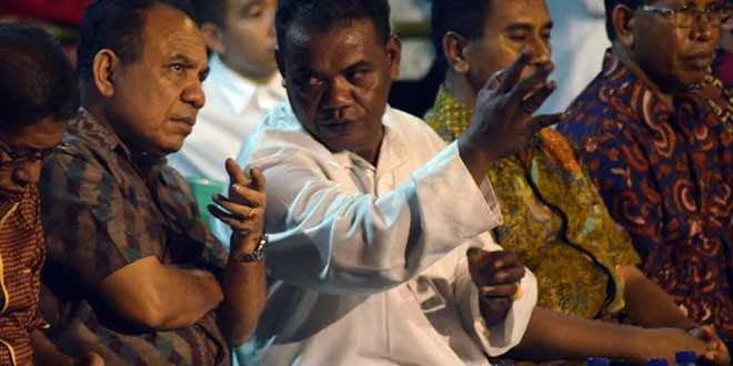 Romo Noldi Koten PR berbincang dengan Gubernur NTT, Frans Lebu Raya (foto : sandrowangak)