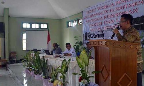 Foto : Sunaryo saat memberikan sambutan dalam kegiatan tatap muka warga pesisir di Kota Lewoleba, Lembata (foto: sandrowangak)