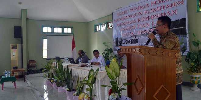 Foto : Sunaryo saat memberikan sambutan dalam kegiatan tatap muka warga pesisir di Kota Lewoleba, Lembata (foto: sandrowangak)