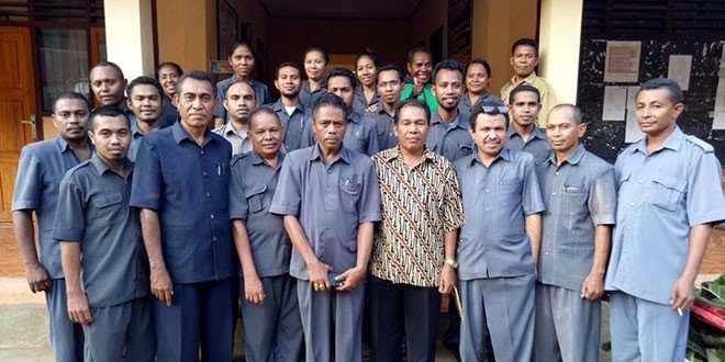 Foto : Guru dan poegawai SMP 1 Adonara tengah foto bersama (ist)