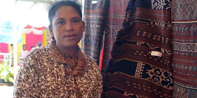 Ibu Reineldis Ema dengan kain tenun motif Atadei (foto: sandro)