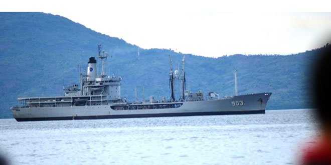 Foto : KRI Arun, Kapal tangker yang bertugas menyuplai bahan bakar kepada KRI lainnya saat sedang berlabuh di teluk Lewoleba. (Foto: Sandro)
