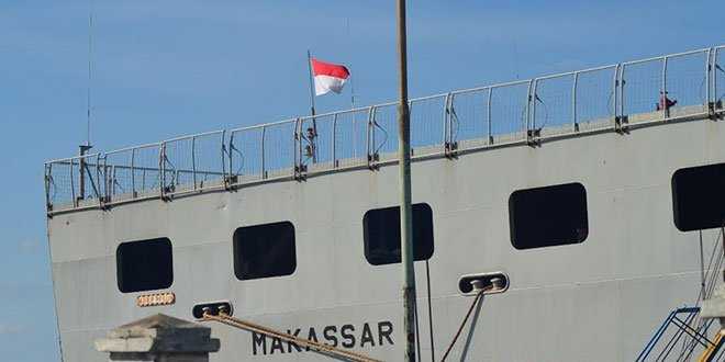 Foto : KRI Makasar salah satu Kapal Perang milik TNI AL yang mendukung kesukseskan Harnus di Lembata.(foto:sandro)