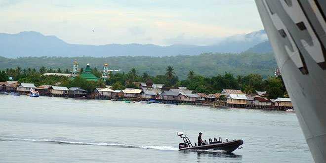 Foto : KRI Surabaya (591) saat berada pelabuhan Lewoeba (foto:sandro)