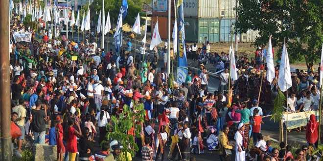 Lautan Manusia peserta karnaval Budaya saat perayaan Hari Nusantara di Lembata (foto: sandrowangak)