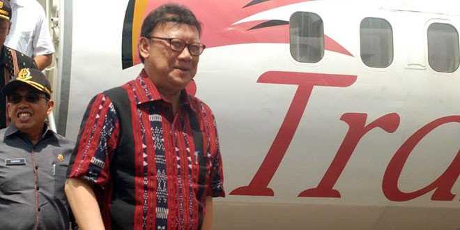 Foto : Mendagri Tjahjo Kumolo mengenakan Baju Motif NTT warna merah ketika turun dari Pesawat Trans Nusa di Bandara Wuno Pito, Lewoleba-Lembata. (foto:sandro)