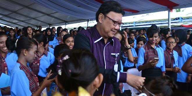 Foto : Mendagri Tjahjo Kumolo saat menjabat tangan anak anak paduan suara Harnus2016.(foto:sandro)