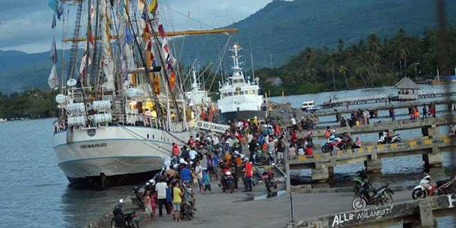Foto : Orang Lembata saat berwisata di atas KRI Dewa Ruci (foto: sandro)