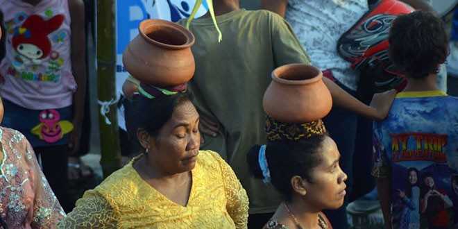 Periuk yang terbuat dari tanah liat, salah satu ciri khas Lembata.(foto:sandro)