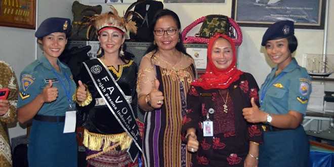 Rochayati Basra (berjilbab) mengajak ibu Penjabat Bupati Lembata, memberikan jempol untuk Lembata yang keren (foto:sandro)