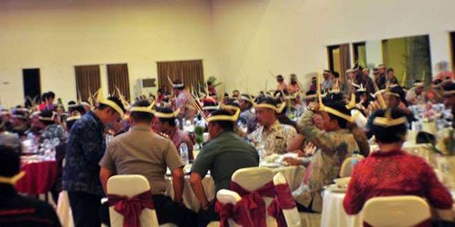 Foto : Tamu dan undangan mengenakan mahkota sederhana dari Daun Lontar yang oleh masyarakat lokal dikenal dengan nama Kenobo Koli. (foto:sandro)