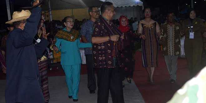 Foto : Wakil Gubernur NTT, Benny Litelnony menari selendang ditengah tarian dolo dolo bersama pejabat dari Kemendagri undangan lainnya. (foto:sandrowangak)