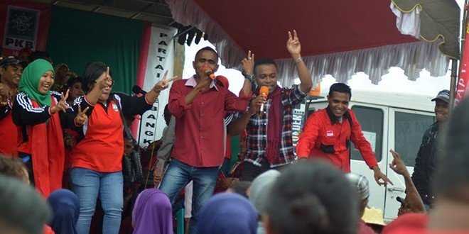 Foto : Ancis Matarau dan Vidi Matarau tampil memukau di panggung kampanye Viktori (foto: sandro)