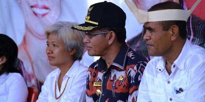 Foto : Hanny Chandra dan Linus Beseng mengapiti Penjabat Bupati Lembata, Sinun Petrus Manuk saat kampanye akbar di Lapangan Lamahora (foto: sandro)