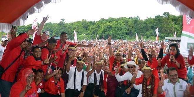 Hasto Kristianto, Herman Heri, Frans Leburaya bersama Jurkam lain foto bersama ribuan pendukung Viktori di panggung kampanye Viktori, Nomor 2 yang diusung PDIP dan PKB (foto:sandro)