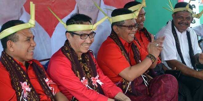 Hasto Kristianto (bertepuk tangan) didampingi Herman Heri an Frans Leburaya (foto;sandro)