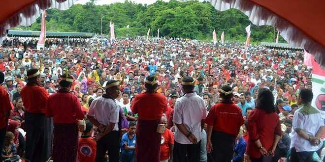 Foto : Hasto bersama Jurkam dan Paket Vitori saat berorasi dihadapan ribuan pendukung Viktori (foto: sandro)