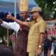 Foto : Penjabat Bupati Lembata, Sinun Petrus Manuk memberikan jempol di panggung kampanye TITEN, bersama Herman Yosef Loli Wutun (foto:sandro)