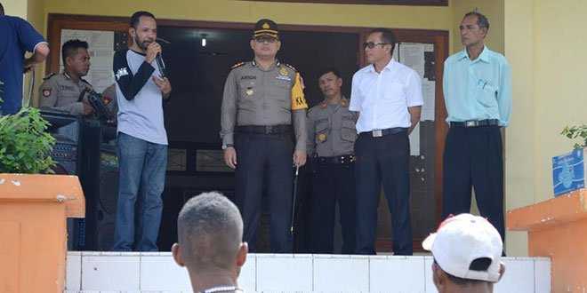 Foto: Kapolres Lembata, Arsdo E. Simatupang didampingi Ketua KPU Lembata, Piter Payong, Ketua Panwasli Lembata, Rafael Boli saat berada di depan Gedung KPU Lembata (foto:sandro)