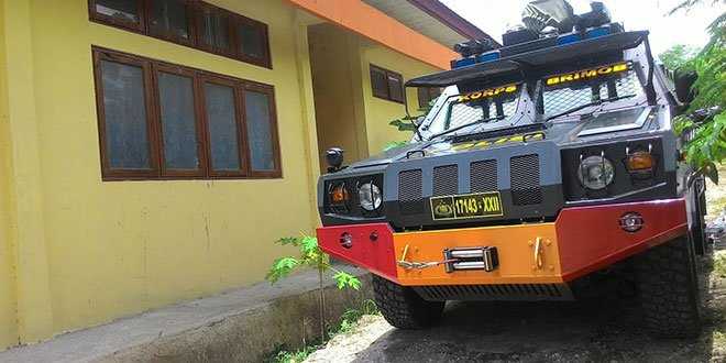 Mobil Barakuda, BKO polda NTT yang siaga di halaman Kantor KPU Lembata (foto:sandro)